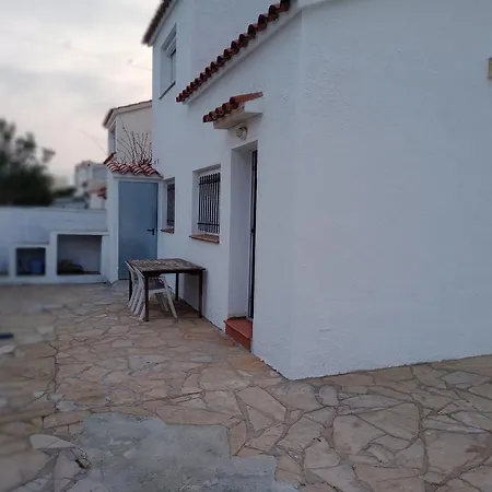 Casa En Para 6 Personas Con 2 Y Piscina Comunitaria Holiday home Roses
